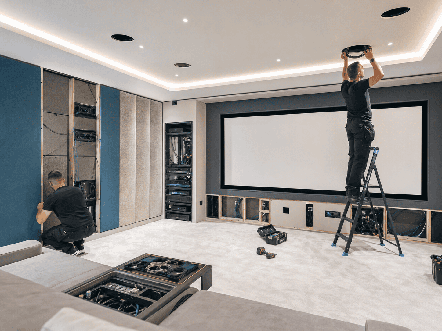 Organised professional network and audiovisual equipment rack